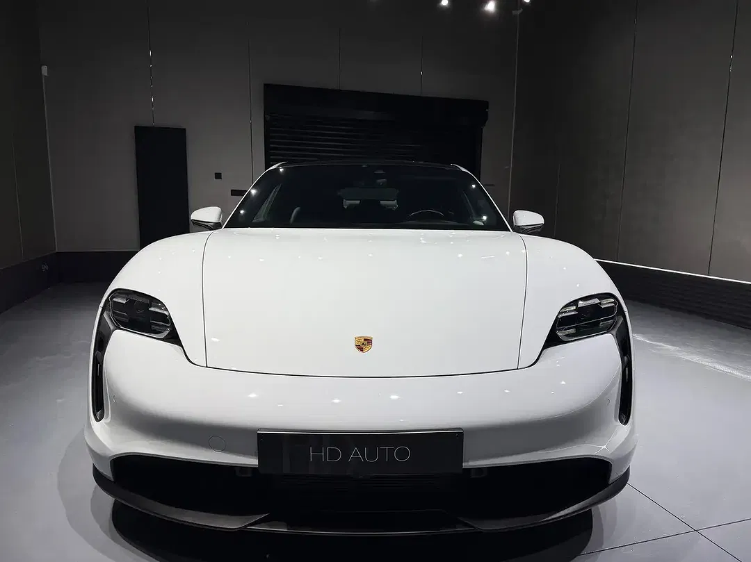 Porsche Taycan - Thumbnail 8