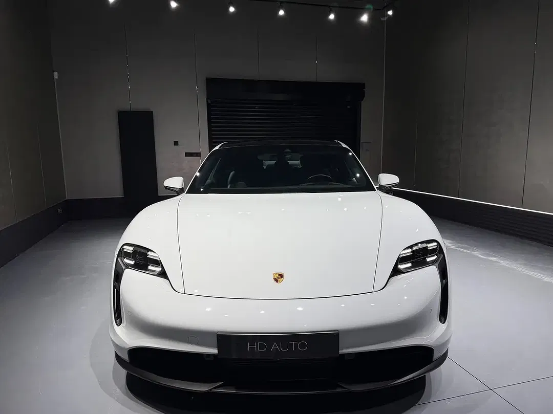 Porsche Taycan - Thumbnail 9