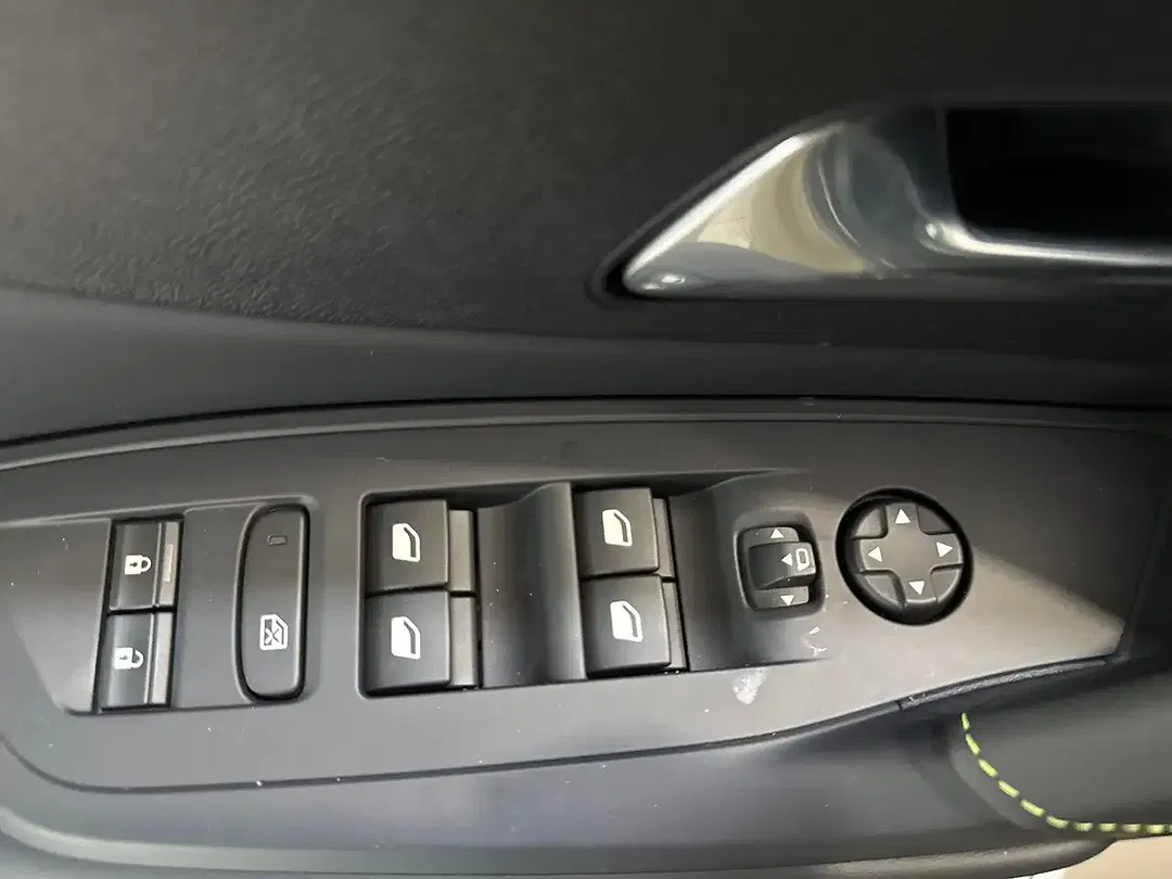 Peugeot 308 - Thumbnail 11