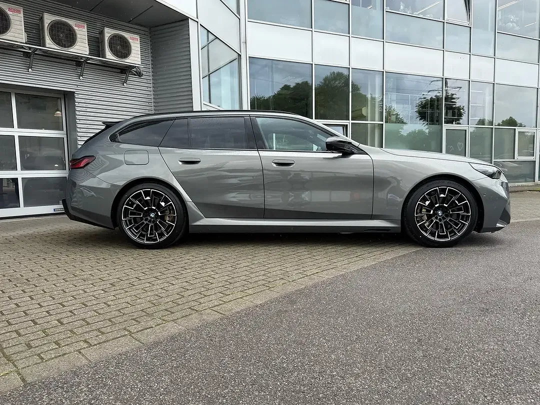 BMW M5 - Thumbnail 3