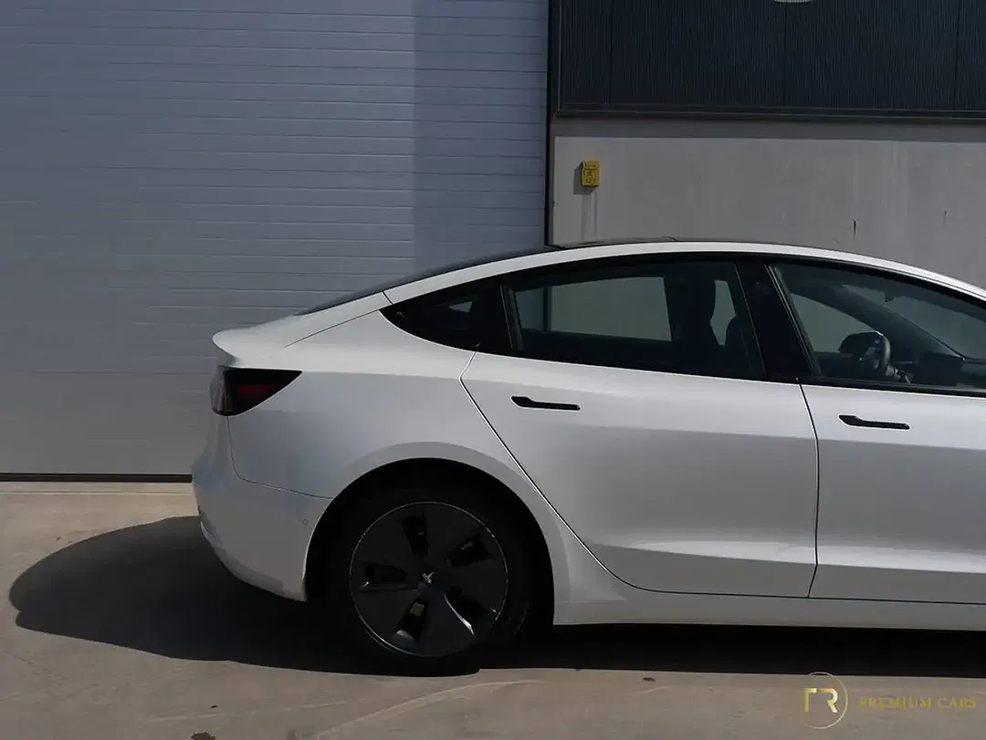 Tesla Model 3 - Thumbnail 10