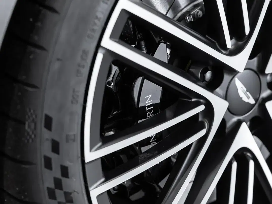 Aston Martin DB12 - Thumbnail 15