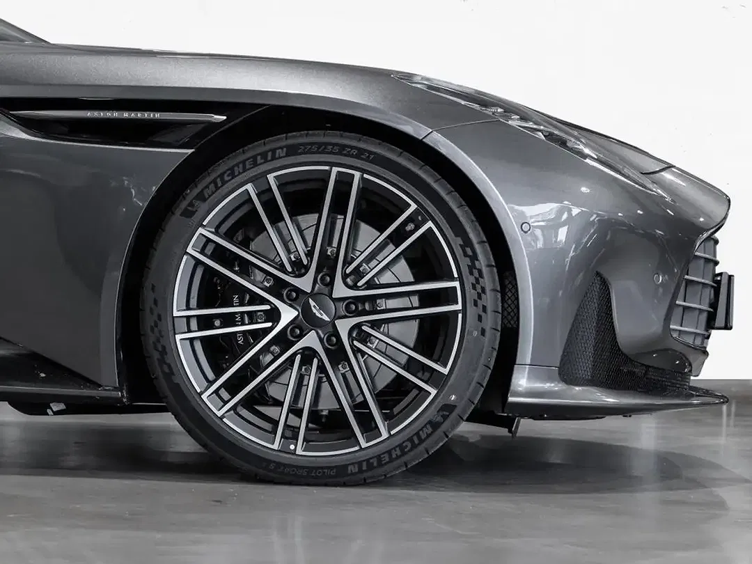 Aston Martin DB12 - Thumbnail 4