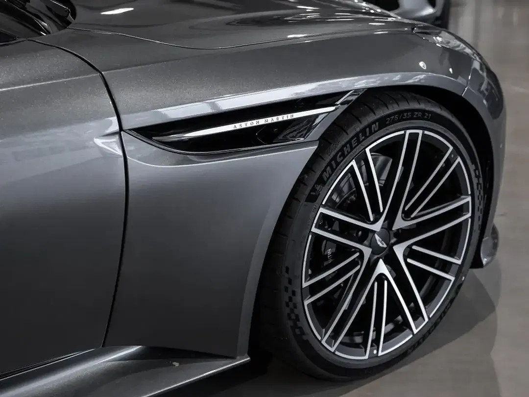 Aston Martin DB12 - Thumbnail 9