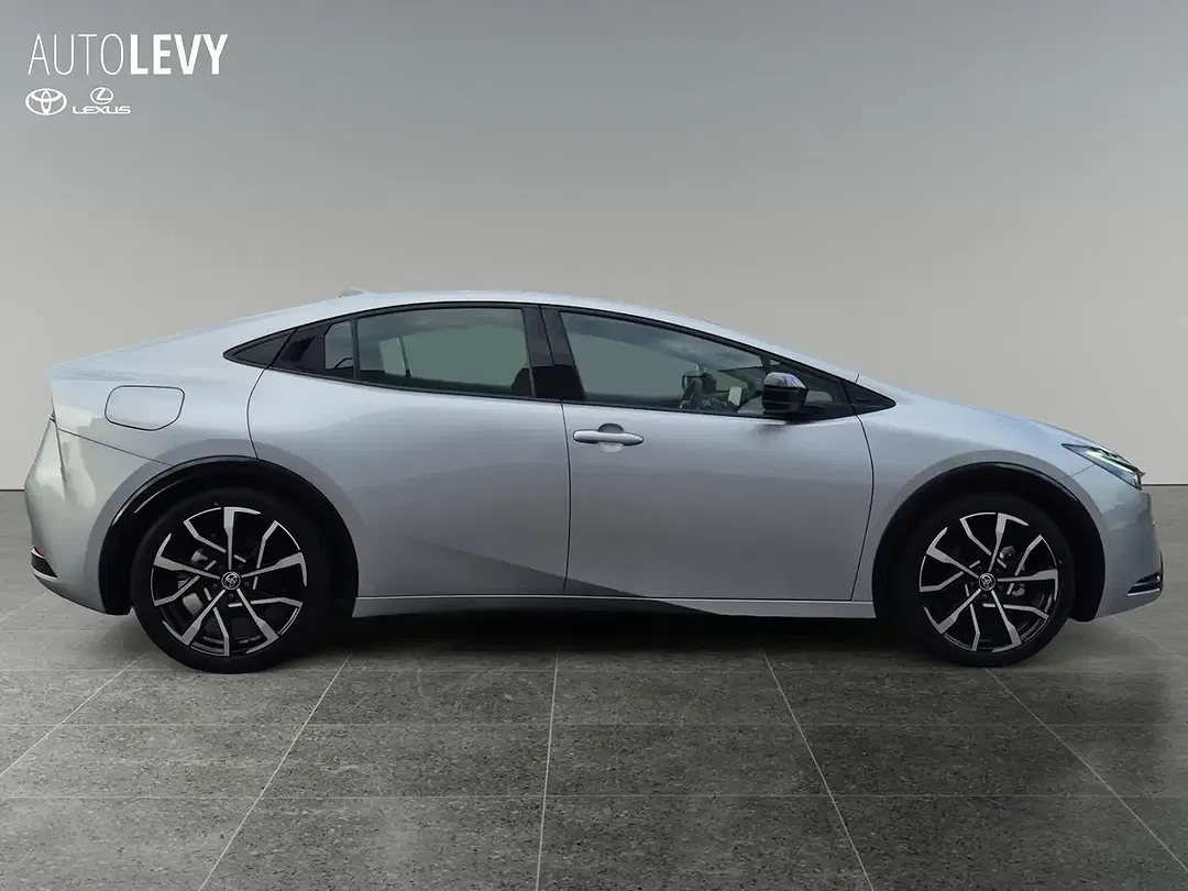 Toyota Prius - Thumbnail 6