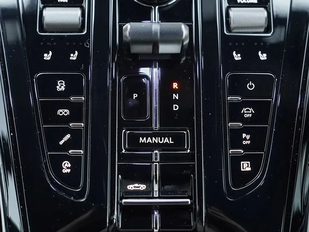 Aston Martin DB12 - Thumbnail 14