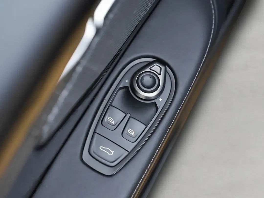 Aston Martin DB12 - Thumbnail 25