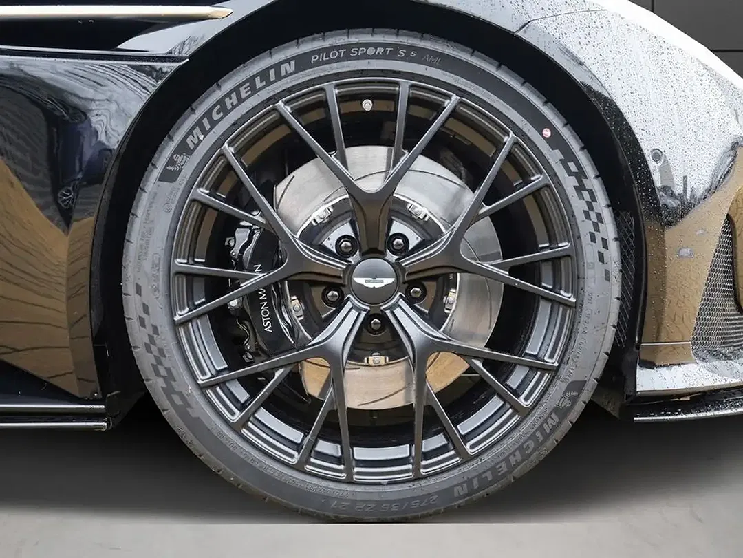 Aston Martin DB12 - Thumbnail 4