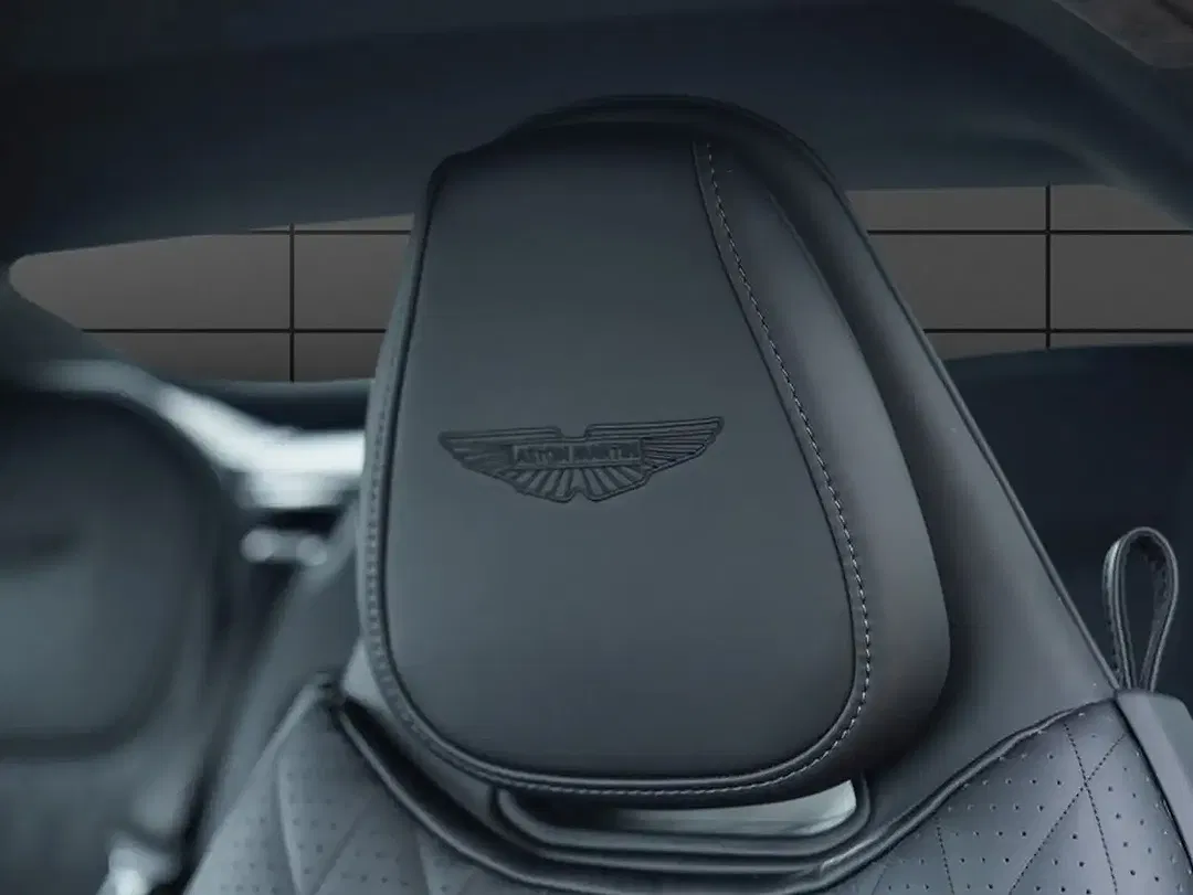 Aston Martin DB12 - Thumbnail 5