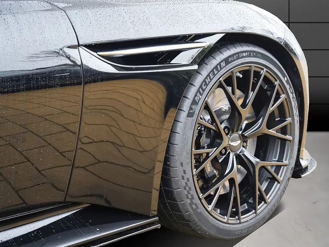 Aston Martin DB12 - Thumbnail 9