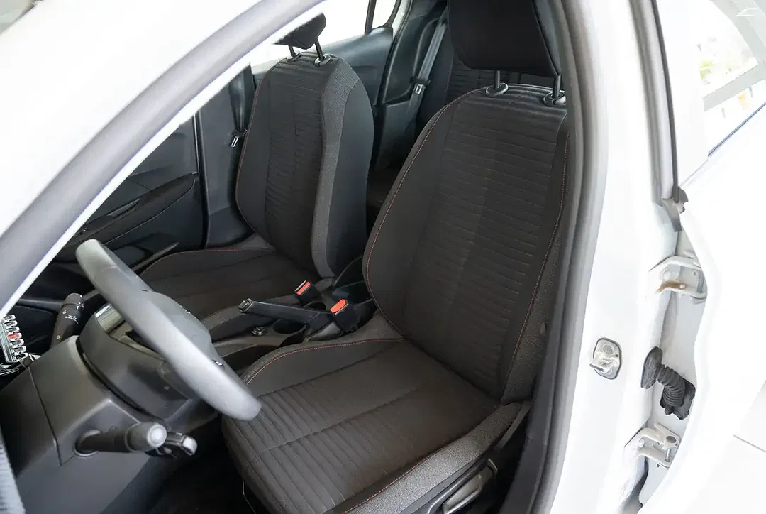 Peugeot 208 - Thumbnail 6