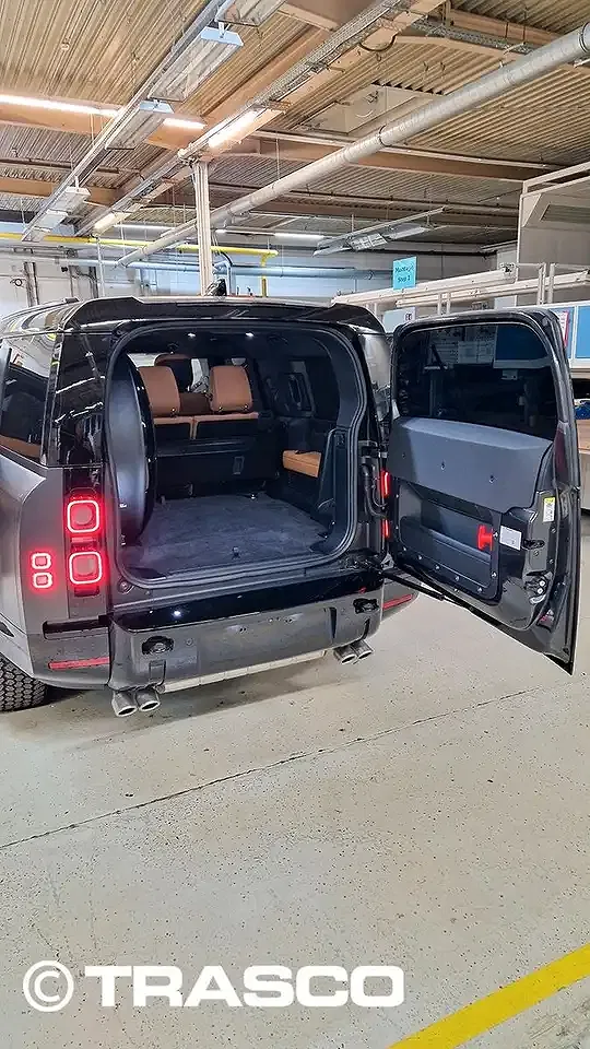 Land Rover Defender - Thumbnail 6