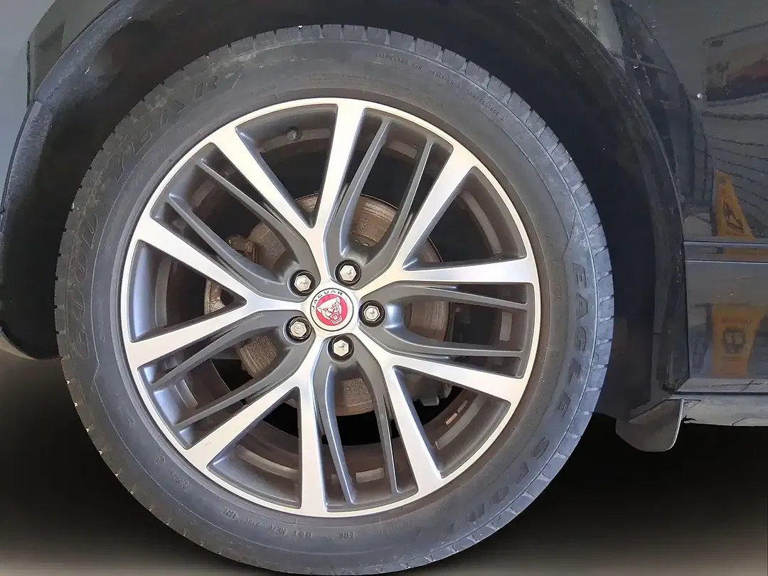 Jaguar I-Pace - Thumbnail 13