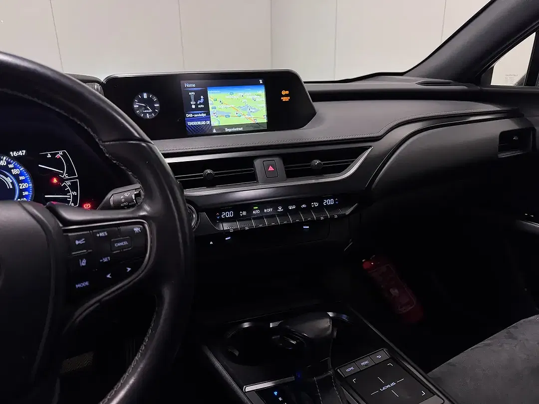 Lexus UX 250h - Thumbnail 11