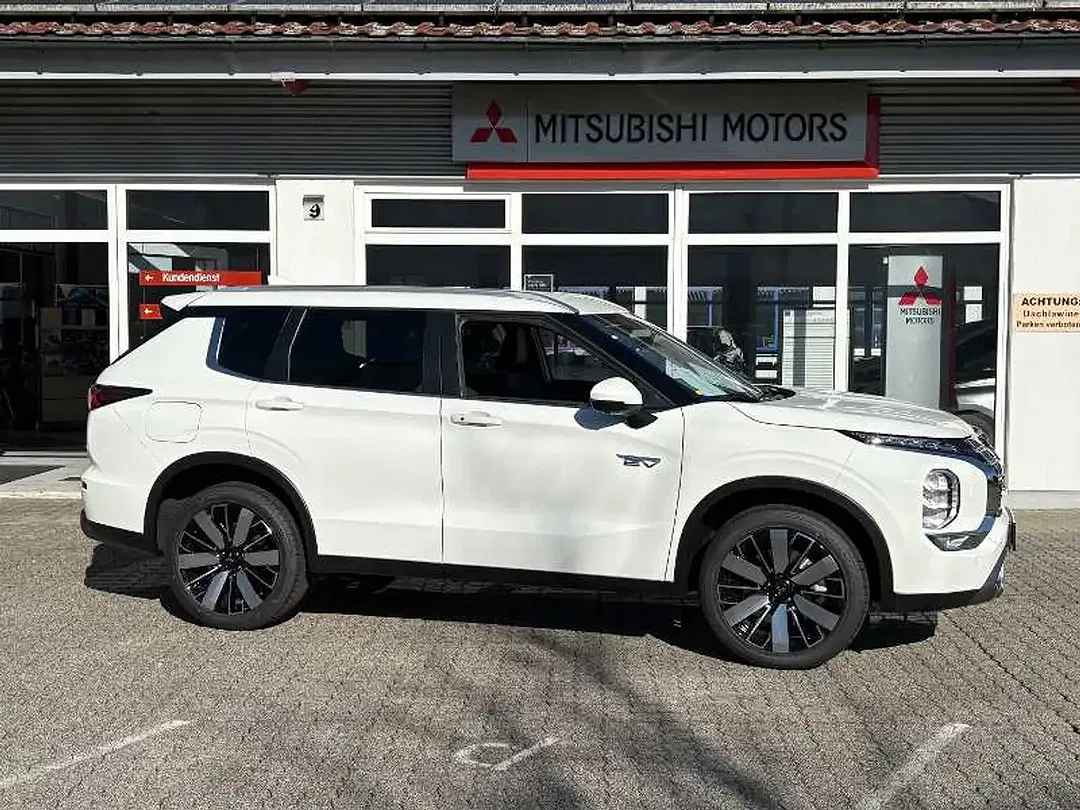 Mitsubishi Outlander - Thumbnail 3
