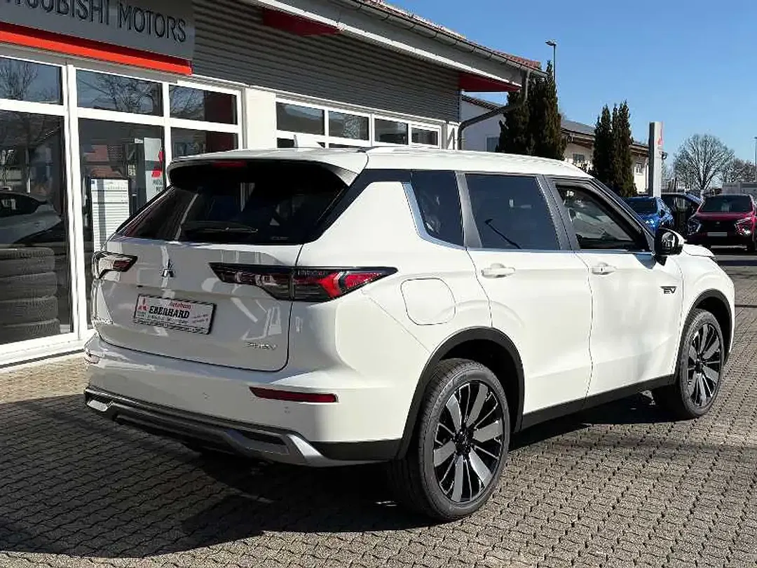 Mitsubishi Outlander - Thumbnail 4