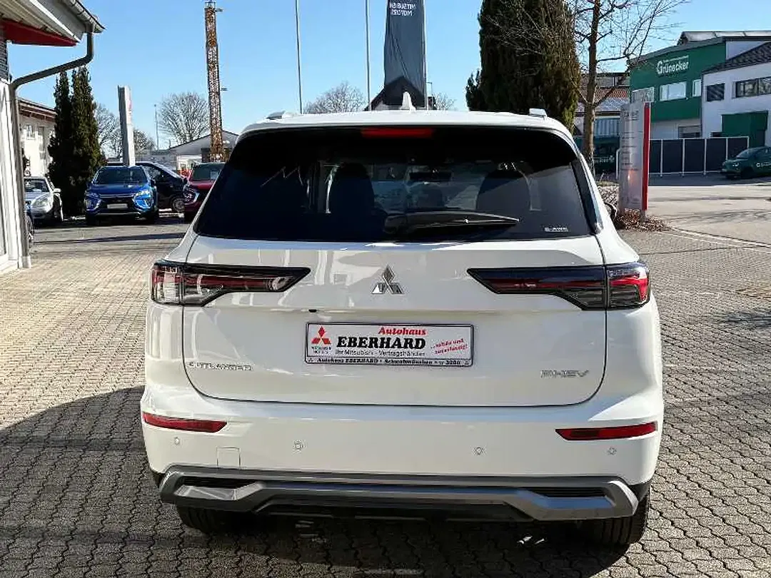 Mitsubishi Outlander - Thumbnail 5