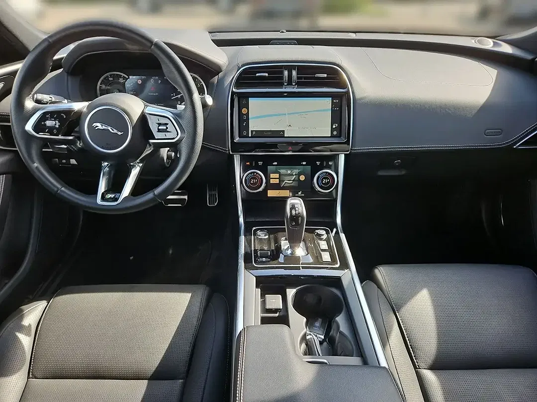 Jaguar XE - Thumbnail 10