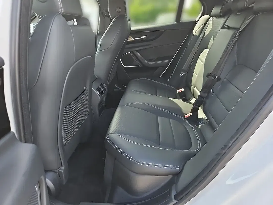 Jaguar XE - Thumbnail 11