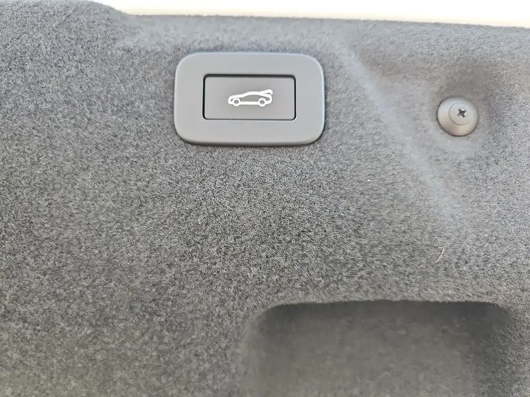 Jaguar XE - Thumbnail 13