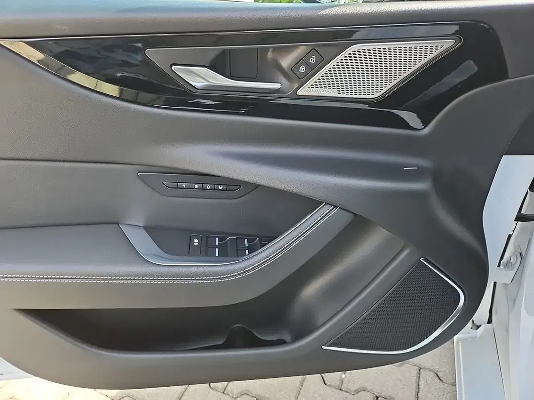 Jaguar XE - Thumbnail 14