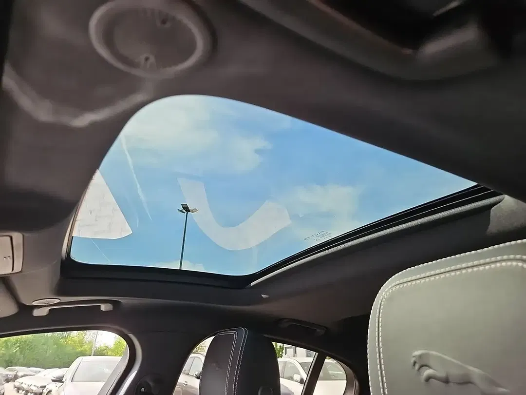 Jaguar XE - Thumbnail 15