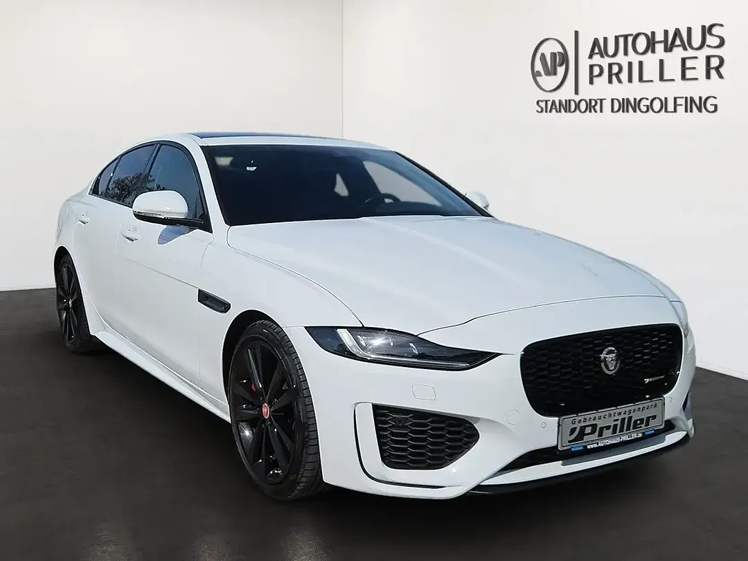 Jaguar XE - Thumbnail 2