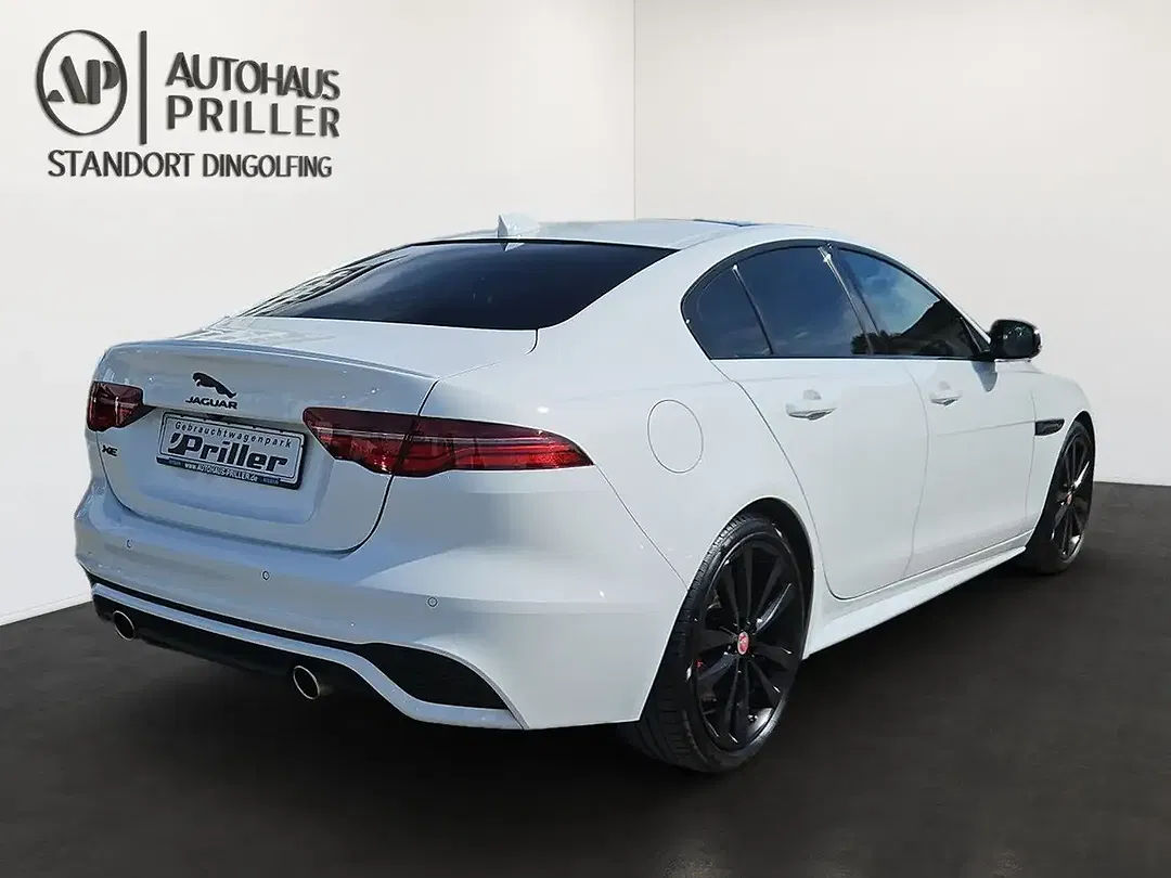 Jaguar XE - Thumbnail 3