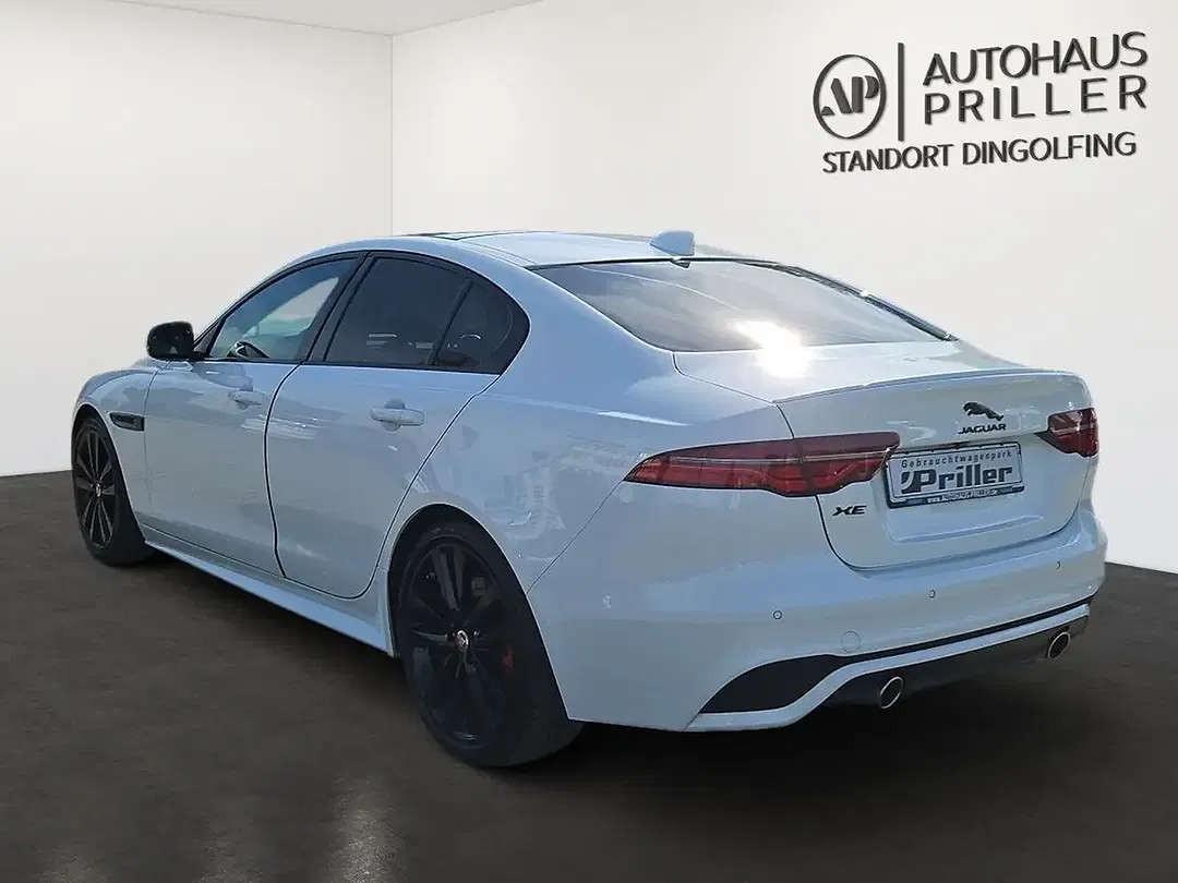 Jaguar XE - Thumbnail 4