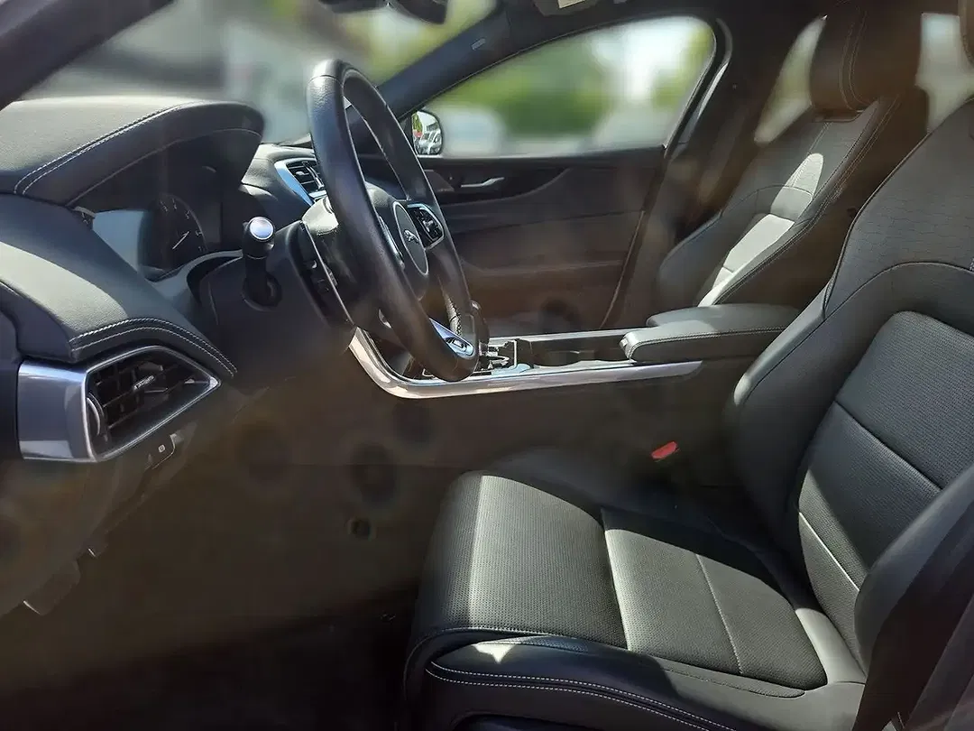Jaguar XE - Thumbnail 7