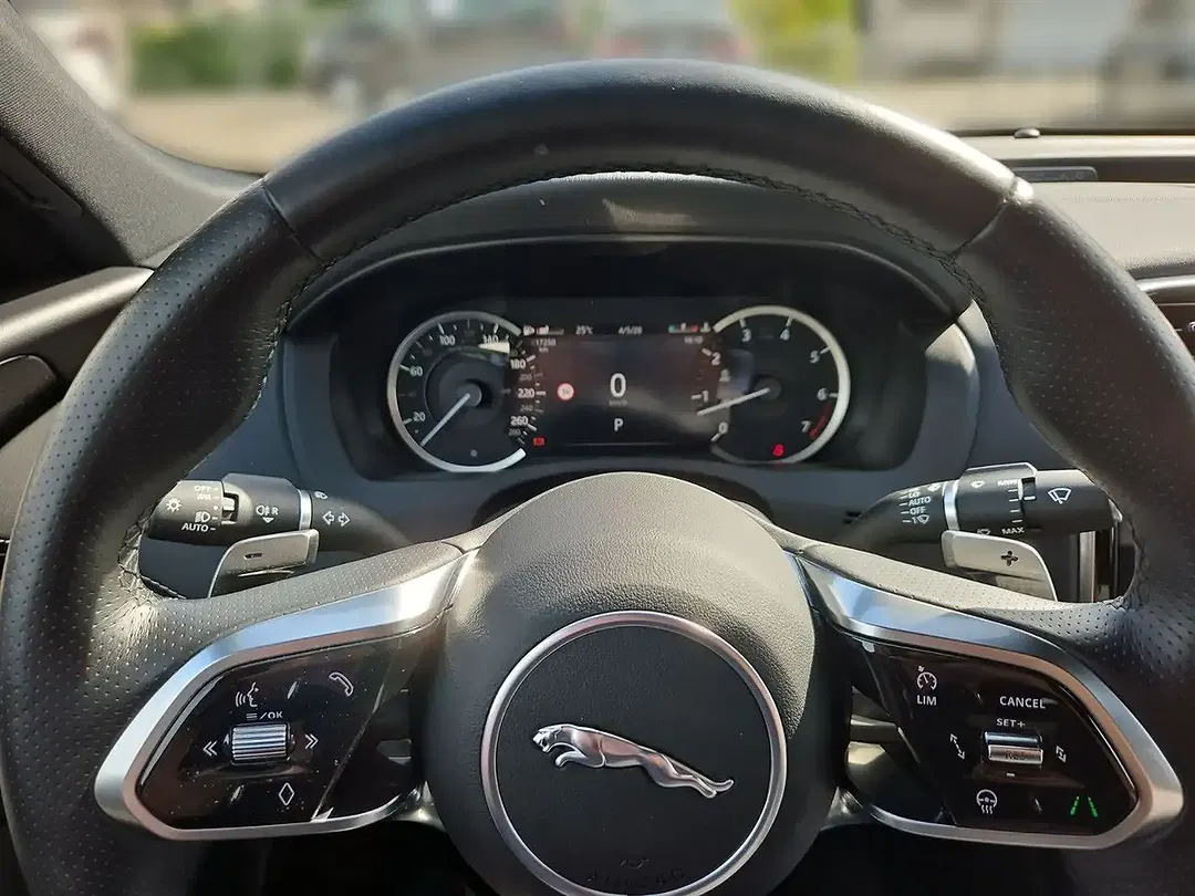 Jaguar XE - Thumbnail 8