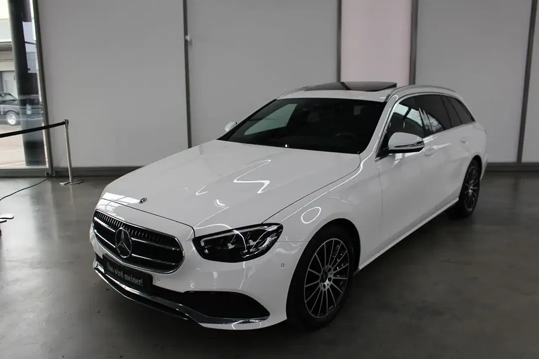 Mercedes-Benz E 220 - Thumbnail 1