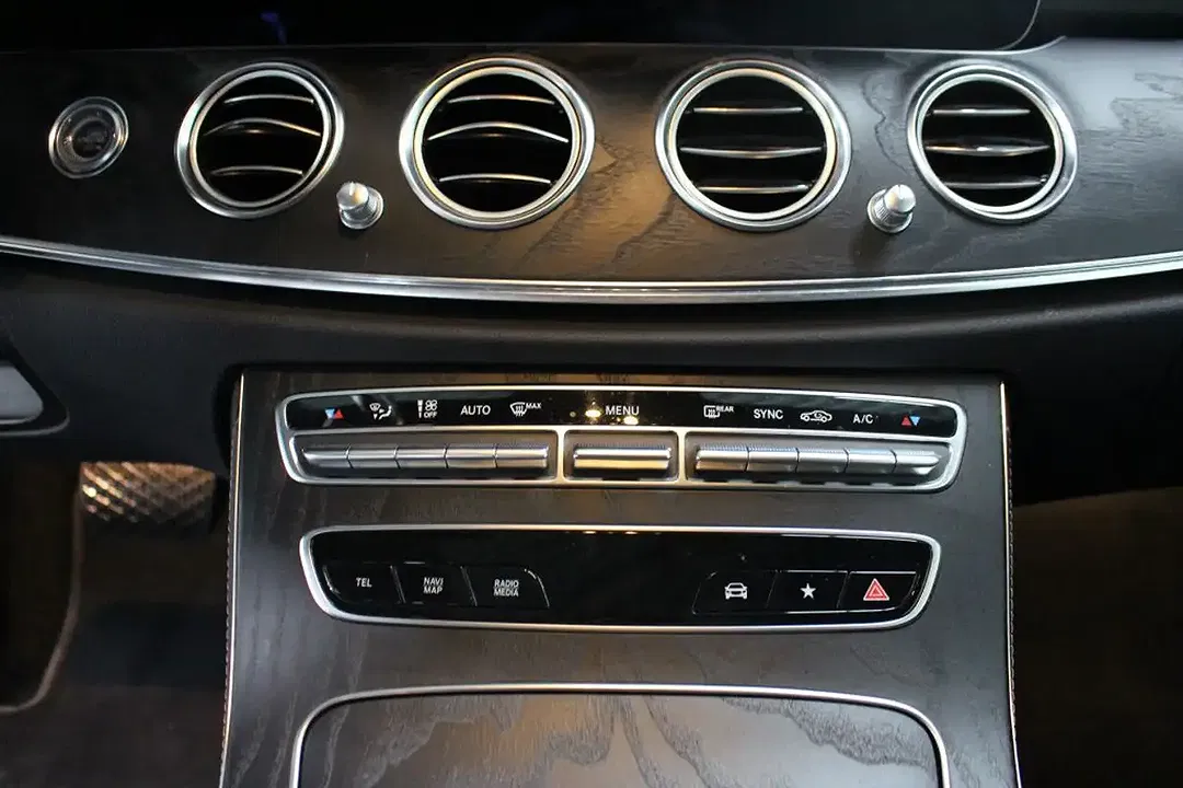 Mercedes-Benz E 220 - Thumbnail 12