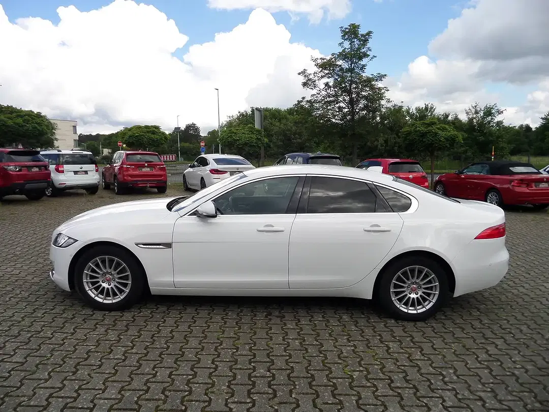 Jaguar XF - Thumbnail 2