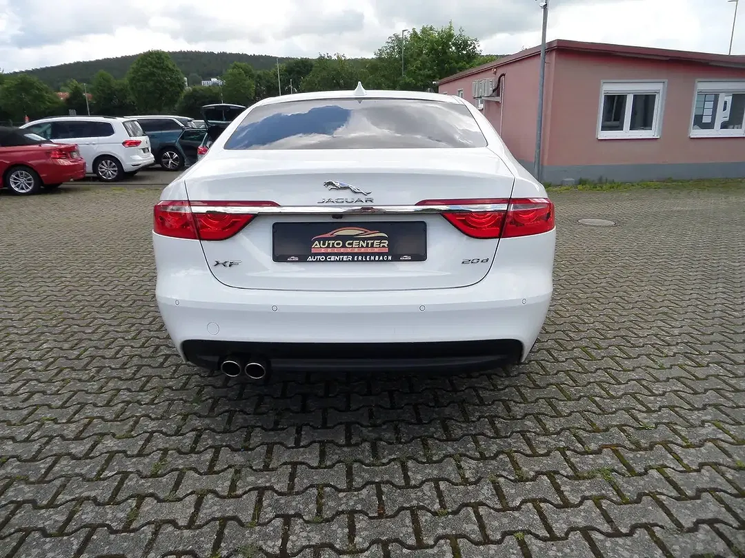Jaguar XF - Thumbnail 3