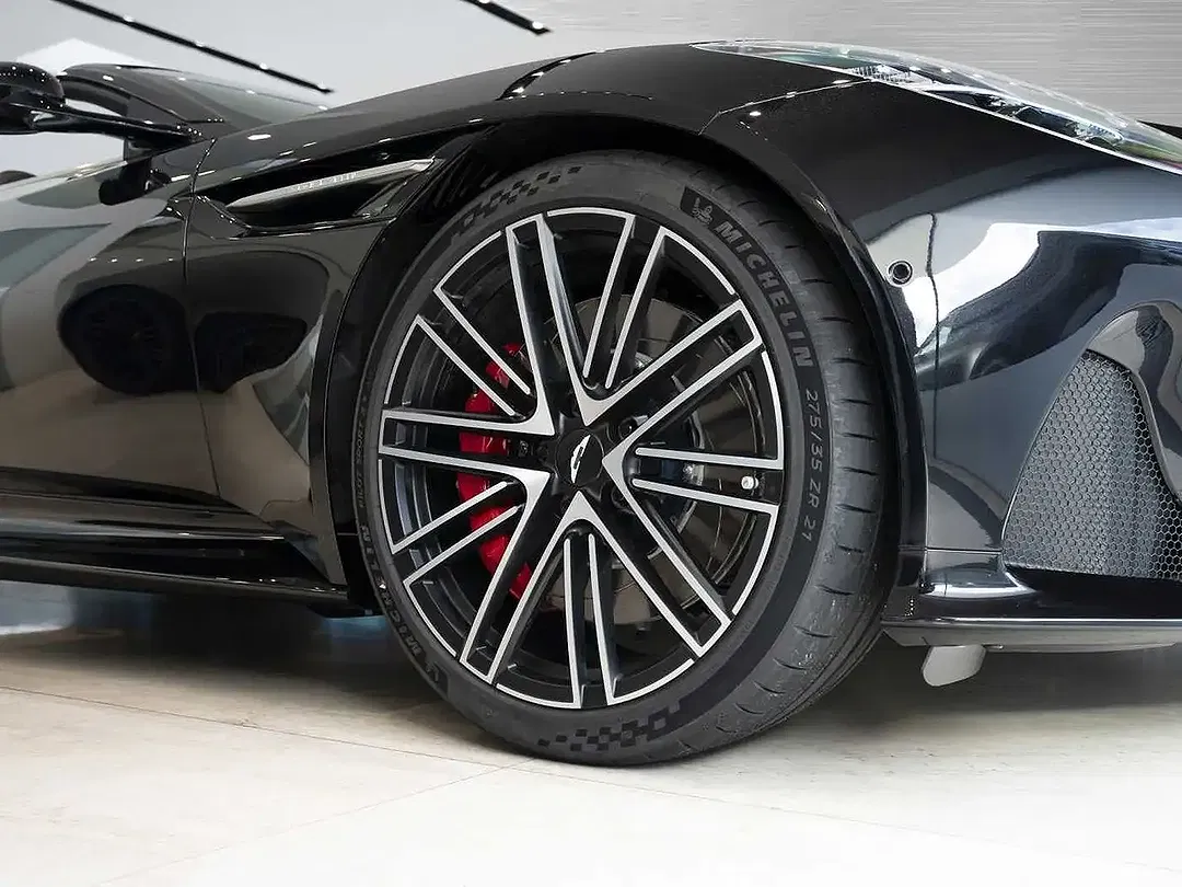 Aston Martin DB12 - Thumbnail 4