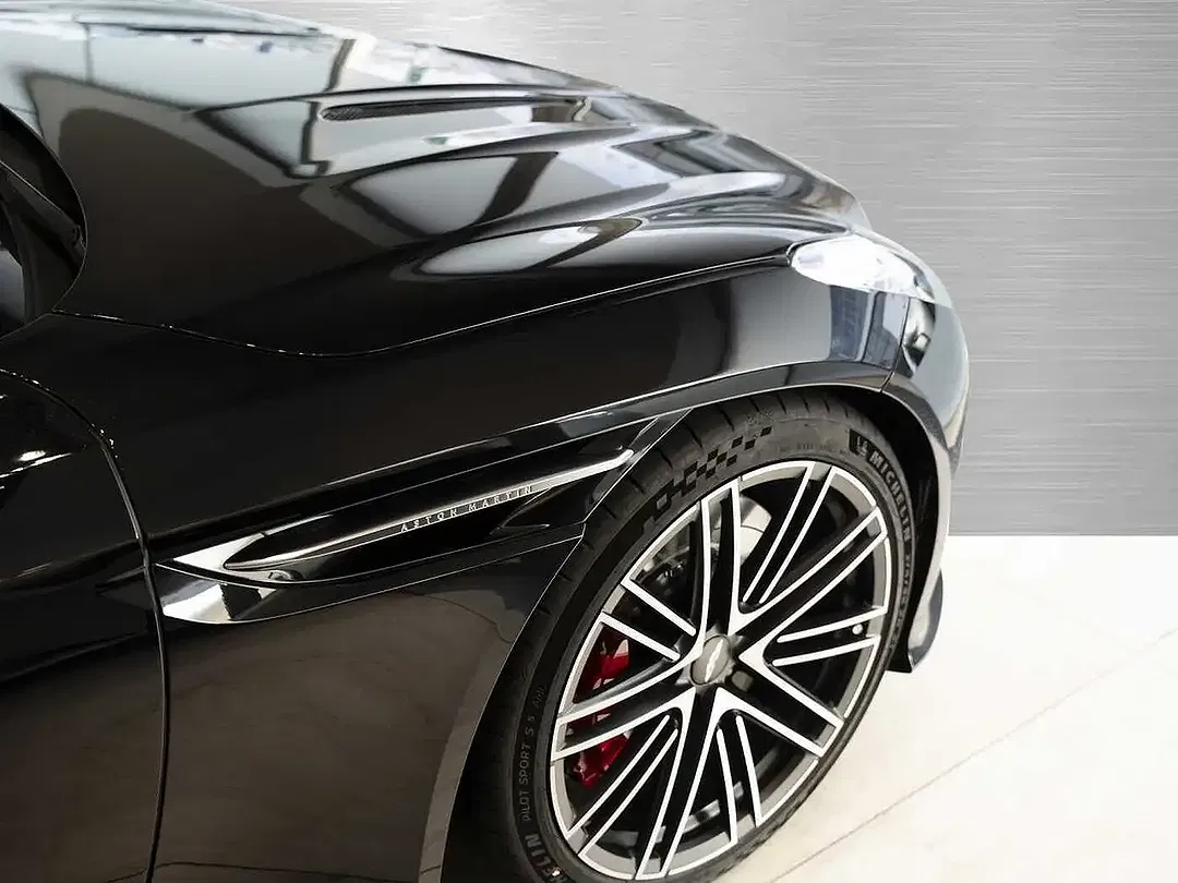 Aston Martin DB12 - Thumbnail 9