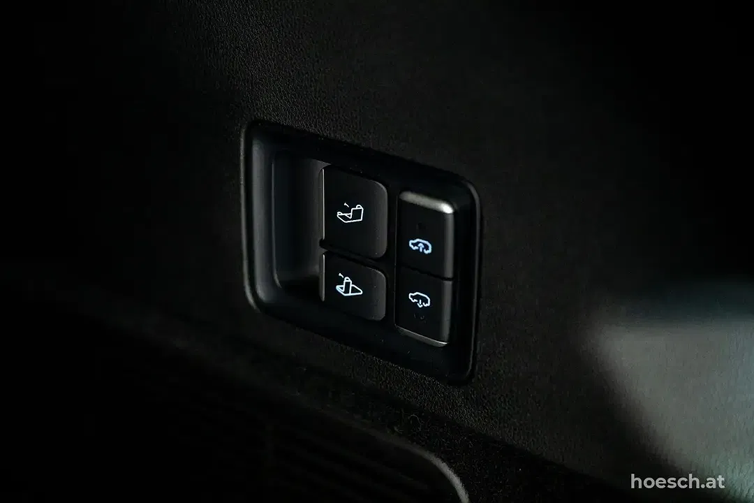Xpeng G9 - Thumbnail 11