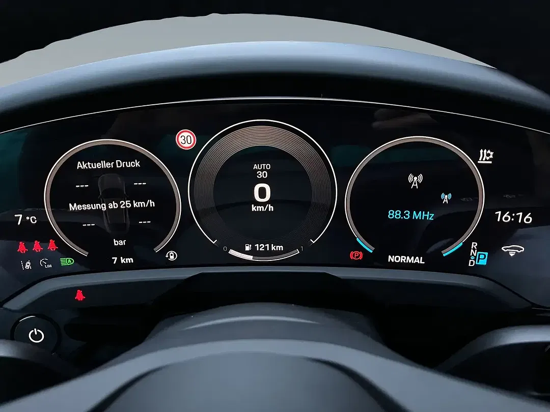 Porsche Taycan - Thumbnail 13