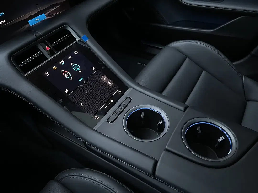 Porsche Taycan - Thumbnail 14