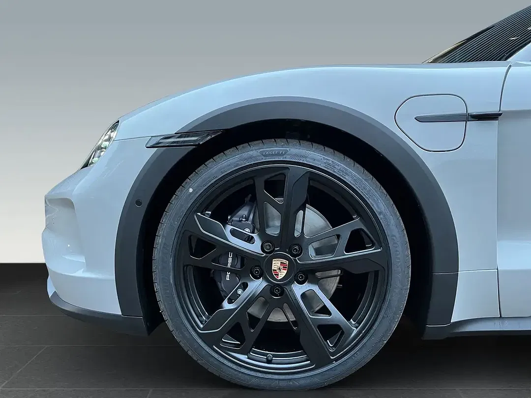 Porsche Taycan - Thumbnail 8