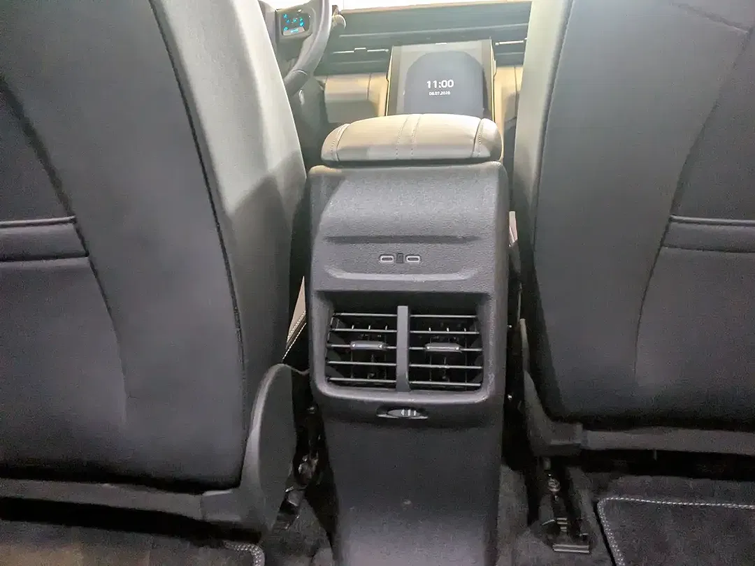 Ford Explorer - Thumbnail 12
