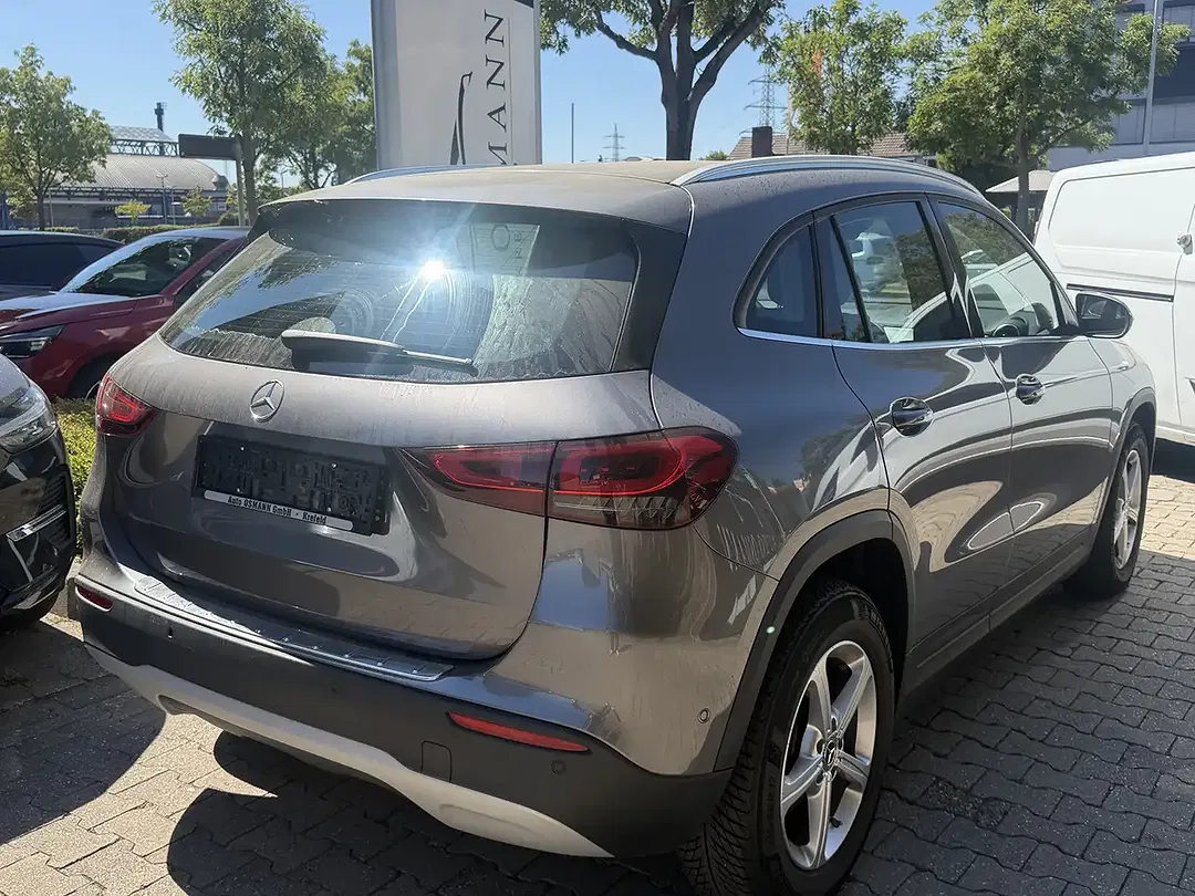 Mercedes-Benz GLA 180 - Thumbnail 2