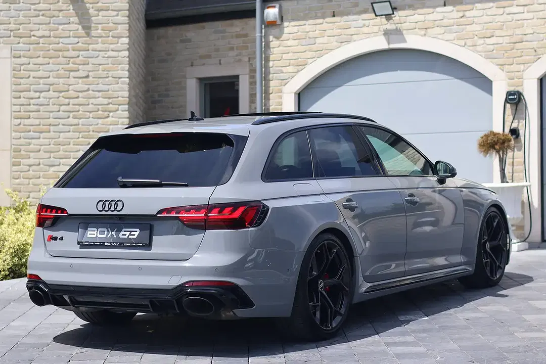Audi RS4 - Thumbnail 3