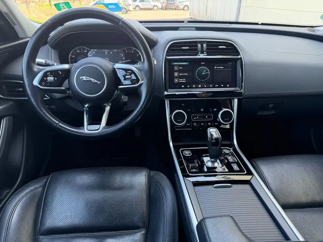 Jaguar XE - Thumbnail 11