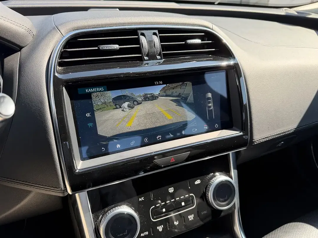 Jaguar XE - Thumbnail 14