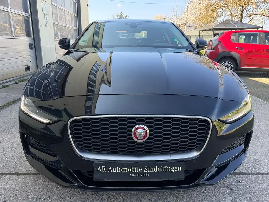 Jaguar XE - Thumbnail 2