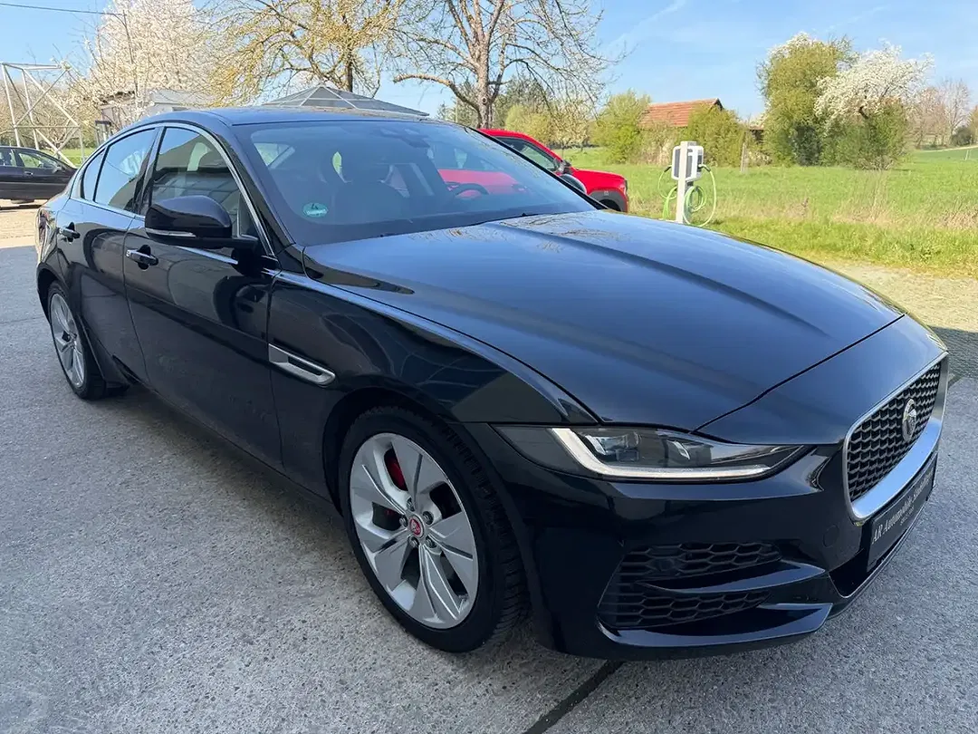 Jaguar XE - Thumbnail 3