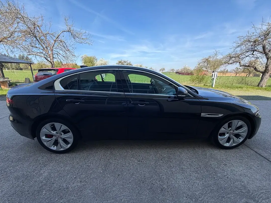 Jaguar XE - Thumbnail 4