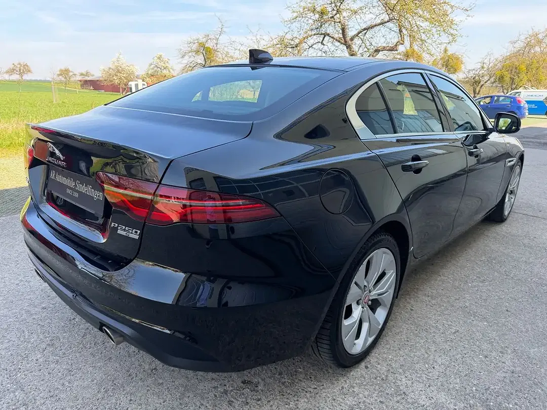 Jaguar XE - Thumbnail 5